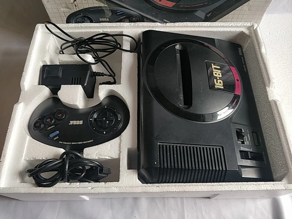 SEGA Mega Drive Console System HAA-2510, PSU, Pad and Box set/ tested-e0513-